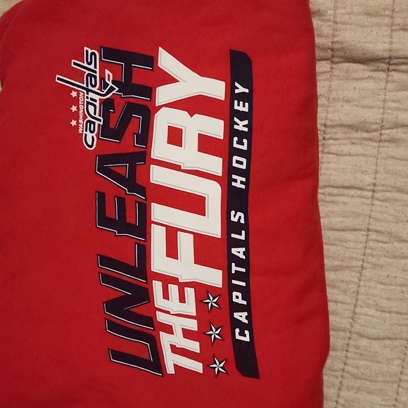 Washington Capitals Hooded Sweatshirt - Picture 2 of 4